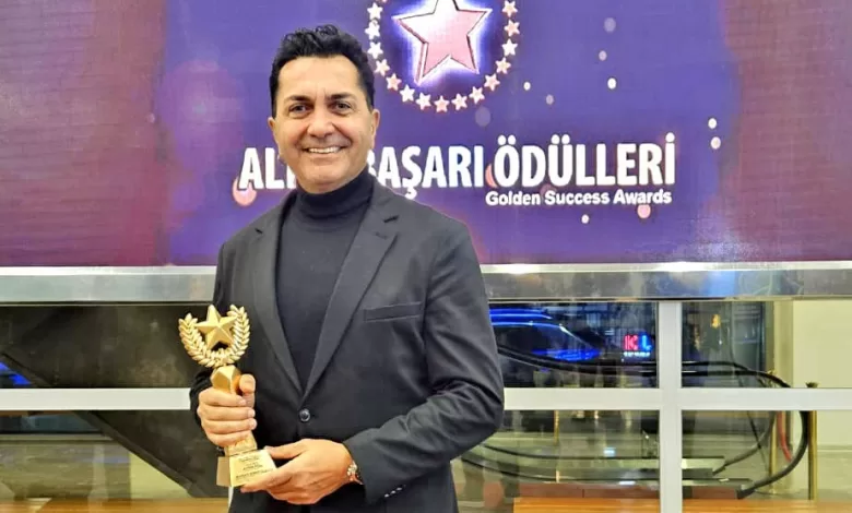’Yılın En İyi Bestecisi’ ödülünü aldı, Çeşme’ye adadı 1 yilin en iyi bestecisi odulunu aldi cesmeye adadi 0a42d6386600 |