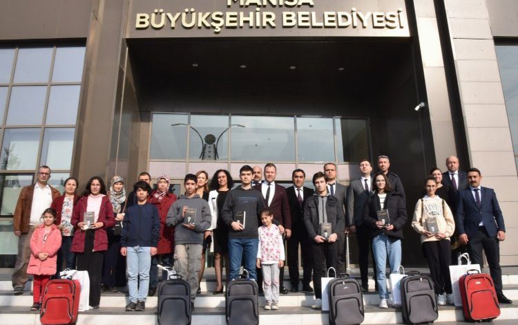 Manisa'da sınavlarda dereceye yapanlar ödüllendirildi 1 4UrG9kGT77r22 |