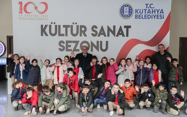 Alim Işık çocuklarla tiyatro izledi 1 5kGT533r4U8G0r |