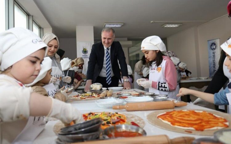 Minik aşçılar 'İnegöl Köfteli Pizza' yaptılar 1 79k2rrT0U81GG2 |