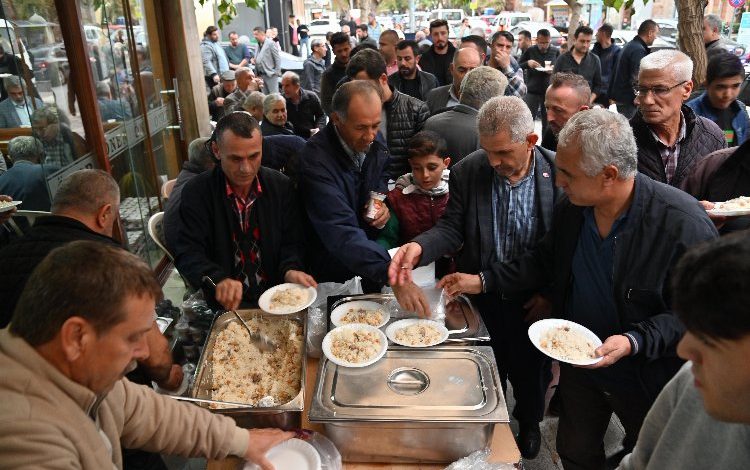 Manisa'da merhum MHP İl Başkanı'na pilav hayrı 1 7rkr536G4T54GU |