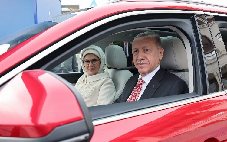 Togg'da ilk teslimat Erdoğan ailesine yapıldı... Bizde torpil yok! 1 861r8UTr9k3GG |