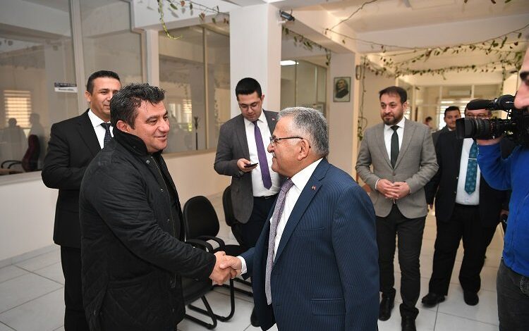 Memduh Büyükkılıç kursiyerlerle buluştu 1 9r98rU79Gk92TG |