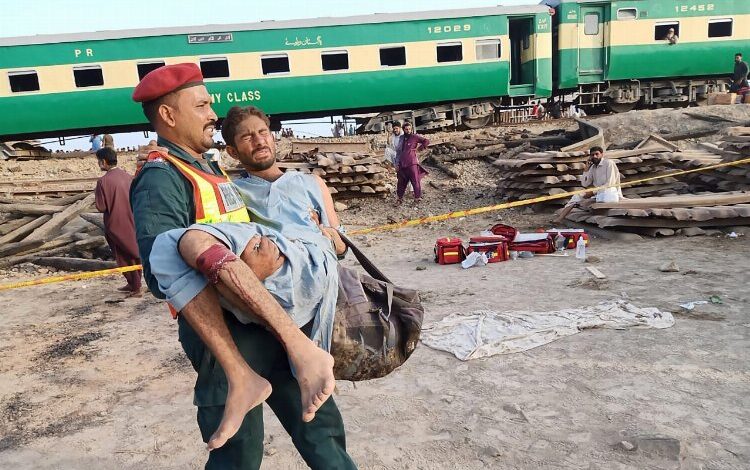 Pakistan'da bombalı saldırı! Tren raydan çıktı... 1 Gr54r20T16GUk2 |