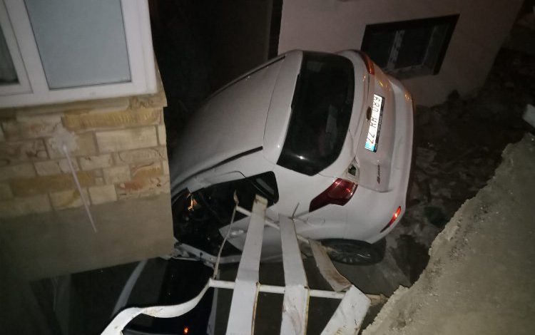 Edirne Keşan'da otomobil apartman boşluğunda kaldı 1 kU0r690rT4G18G |