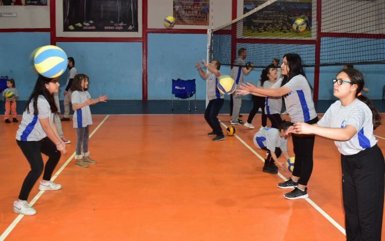 Manisa'da depremzede öğrencilere bayan voleybol kursu 1 r0r4Uk2TG3G7 |